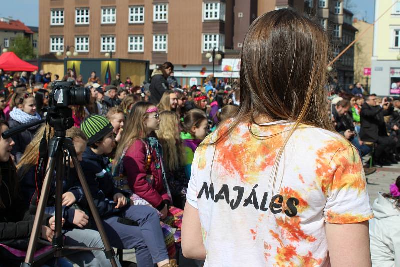 V Českém Těšíně uspořádali v pátek studenti středních škol tradiční majáles. Tentokrát ve stylu hippies.