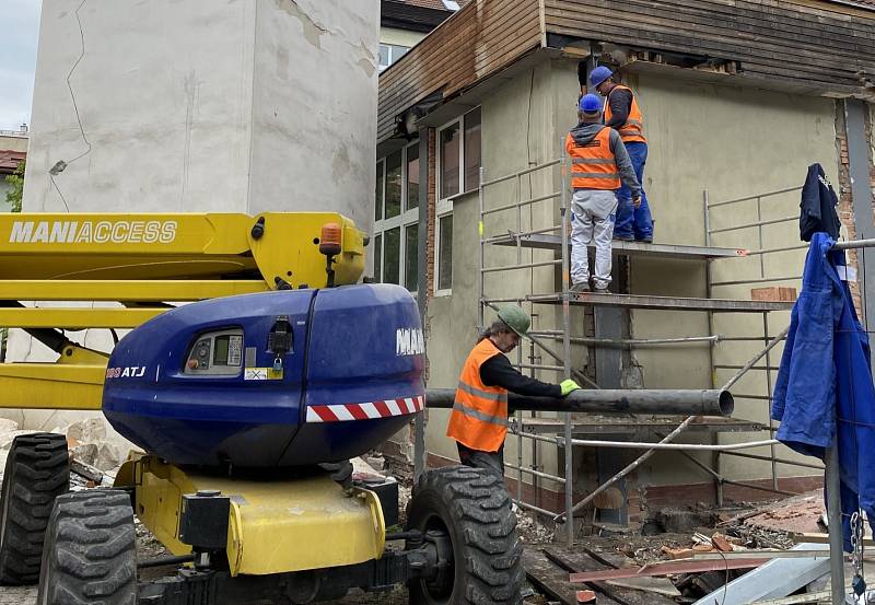 Dělníci už na nádvoří budovy polského gymnázia odstranili věžičku s hodinami.