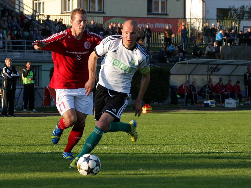 Karvinští fotbalisté (v bílém) porazili v zajímavém derby Třinec 2:1.