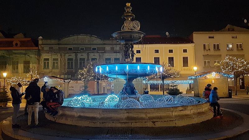 Vánoční výzdoba v Karviné. Podél hlavní třídy, u obchodního centra Korso, na Masarykově náměstí a všechny tři vánoční stromy.