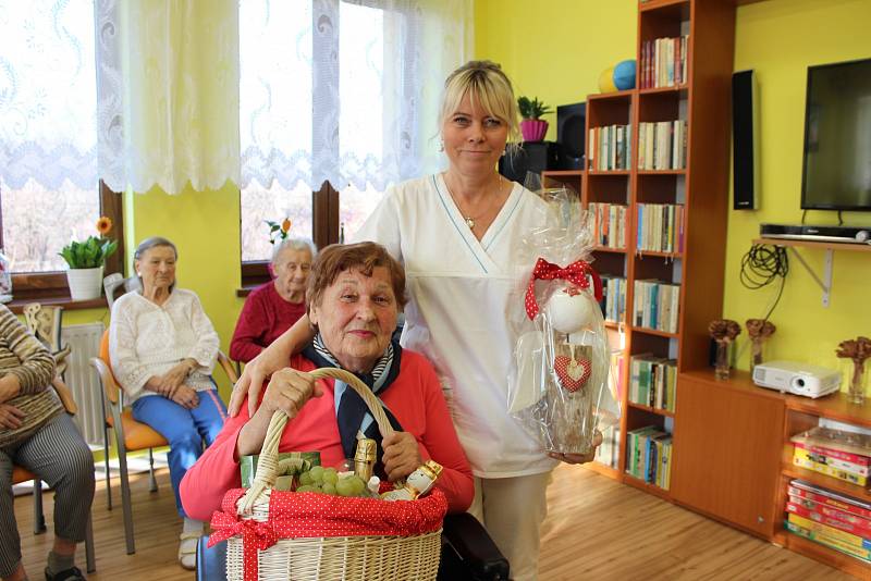 Leoš Mareš se stal Ježíškovým vnoučetem a v sobotu dopoledne přijel do Domova seniorů Slezské humanity v Horní Suché, kde předal svůj dar, nový elektrický vozík, šťastné Zdeňce Bagierové.