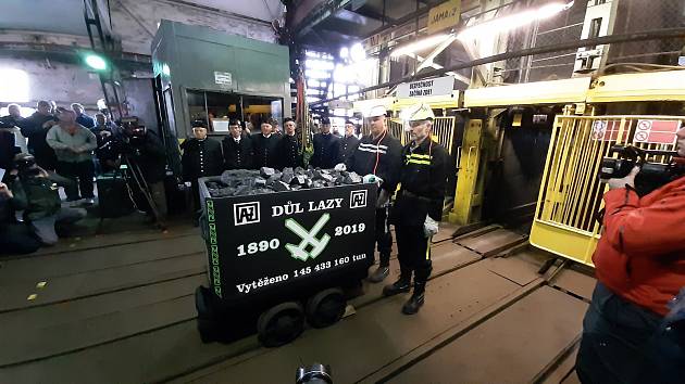Z Dolu Lazy byl ve čtvrtek slavnostně vyvezen poslední vozík vytěženého uhlí.
