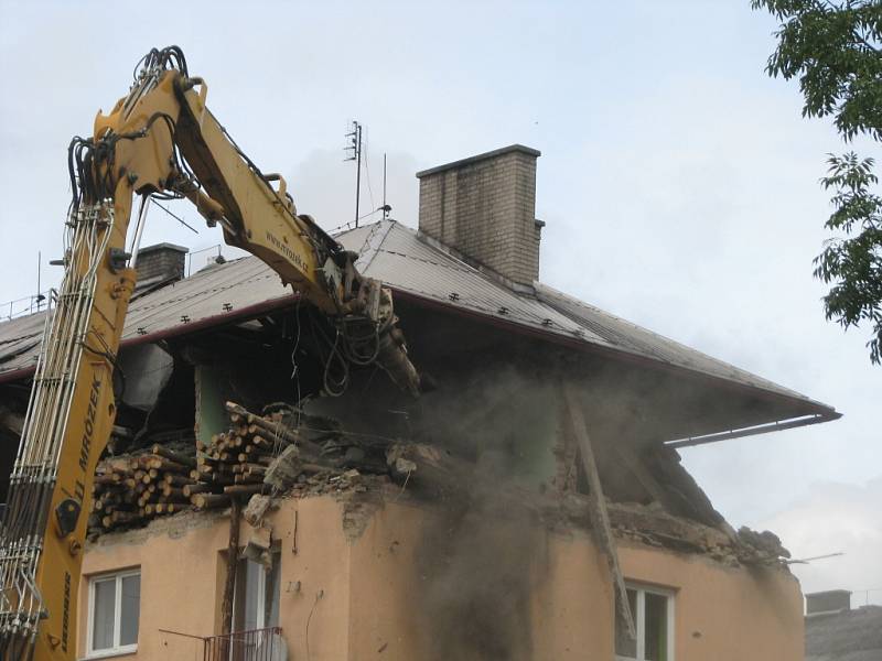 Demolice střechy a bytu v domě, který poškodil výbuch plynu. 