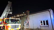 Pondělní ranní požár zničil střechu výrobní haly v Českém Těšíně.
