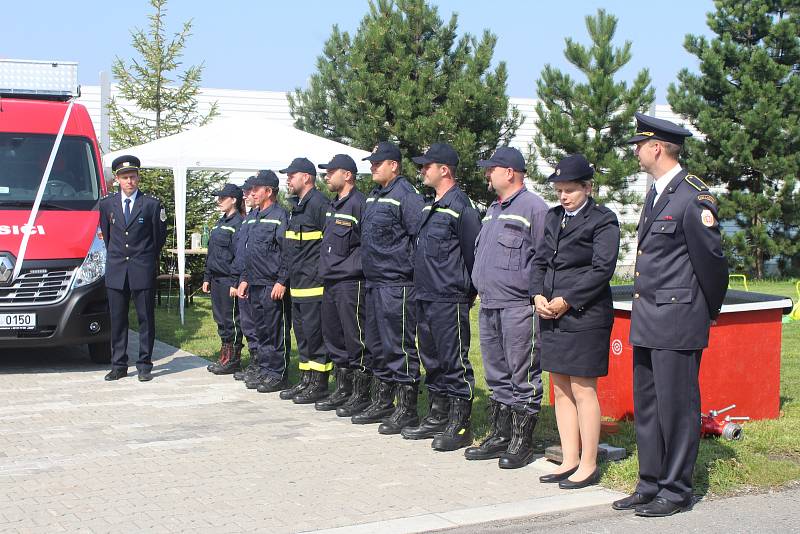 Dobrovolní hasiči z Horního Žukova pokřtili poslední srpnovou sobotu nový vůz, který dostali darem od města.