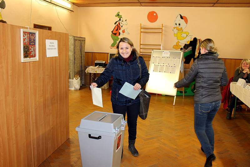 Jednu z volebních uren našli dětmarovičtí voliči i v tělocvičně zdejší mateřské školy.