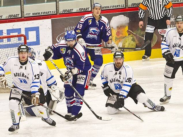 Hokejisté Havířova (v bílém) mění druhou ligu za prvoligovou kvalitu.