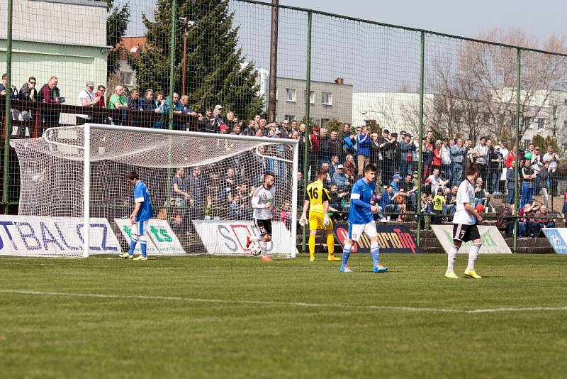 Z utkání Karviná (v bílém) - Vlašim 2:0.