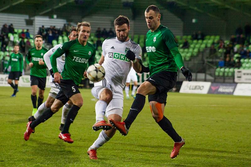 Z utkání Karviná (v bílém) - Jablonec 2:1