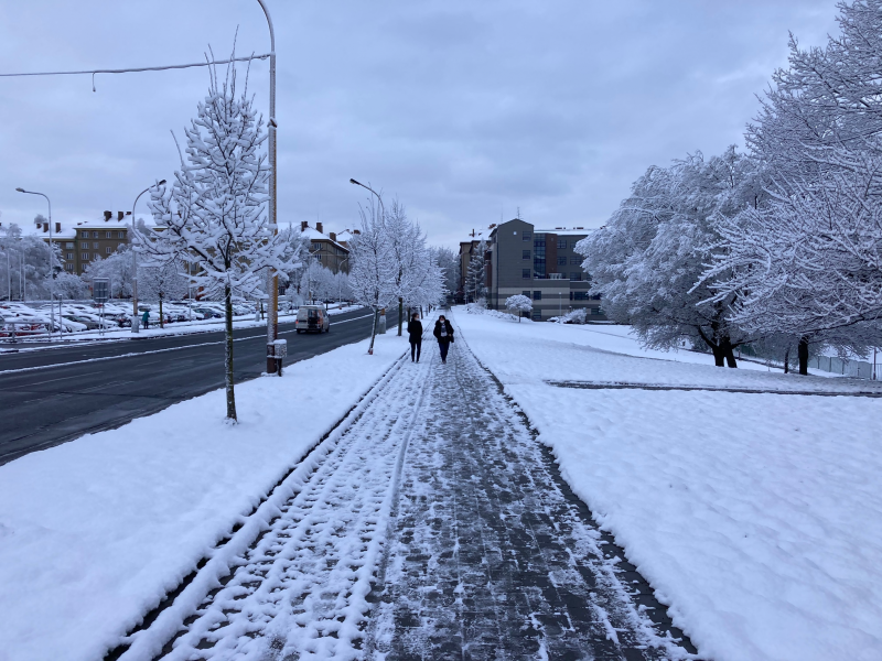 Do Havířova se na jaře vrátila zima. Ulice města, 6. dubna 2021.