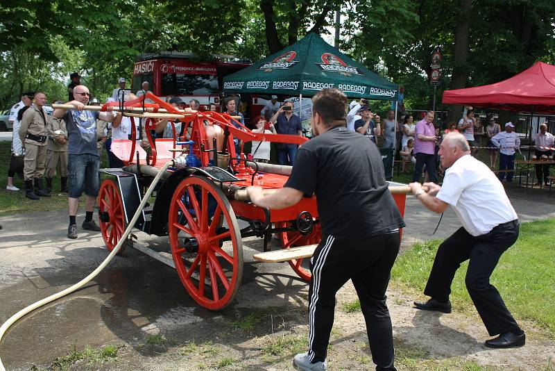 Originální soutěž s historickými hasičskými stříkačkami. Již třetí ročník soutěže O pohár hasičských veteránů pořádal v sobotu Sbor dobrovolných hasičů Dolní Marklovice.