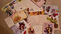 Členky Seniorklubu Bohumín píší pohlednice do domovů seniorů, pletou teplé ponožky pro tamní babičky a dědečky, vyrábějí pro ně drobné dárky k Vánocům.