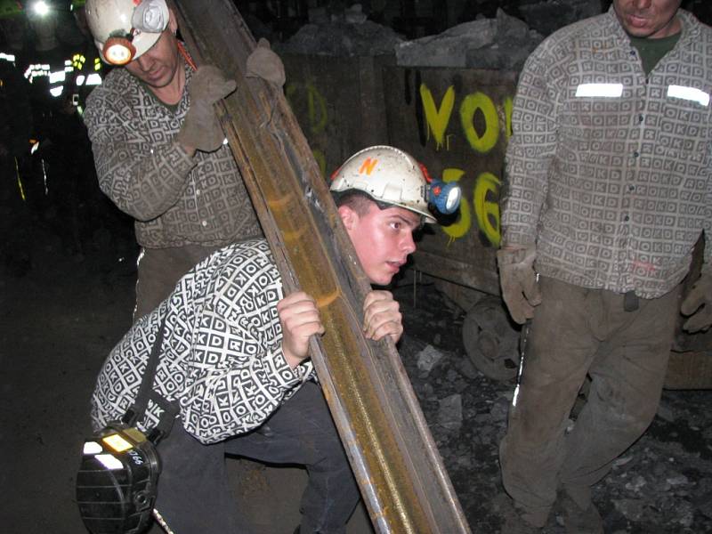První fárání hornických učňů do podzemí Dolu ČSM v roce 2012. Ilustrační snímek.
