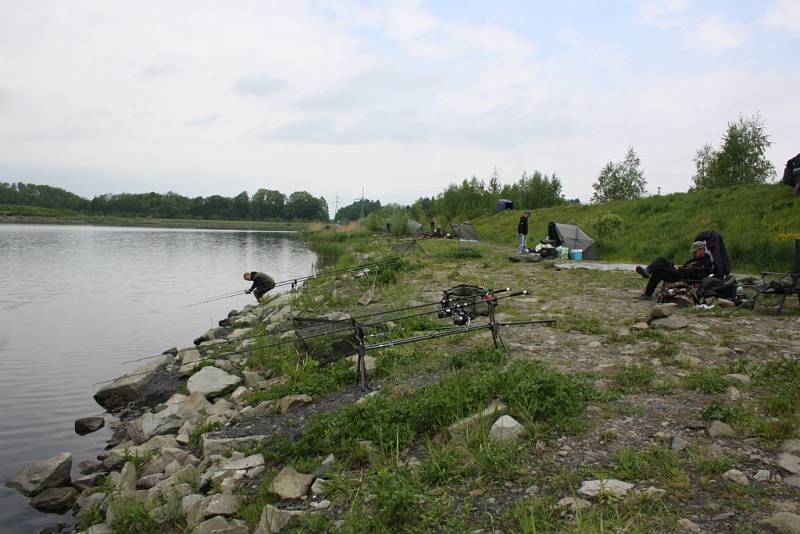 Na jezeru Nebesák v Horní Suché se konal třídenní rybářský maraton. 