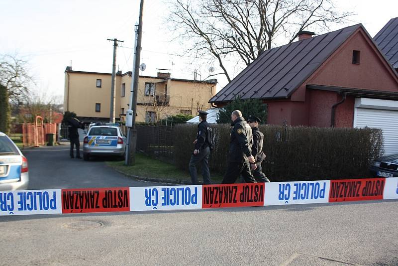 K zákroku byli přivoláni vedle policistů a strážníků také zdravotníci a hasiči. 