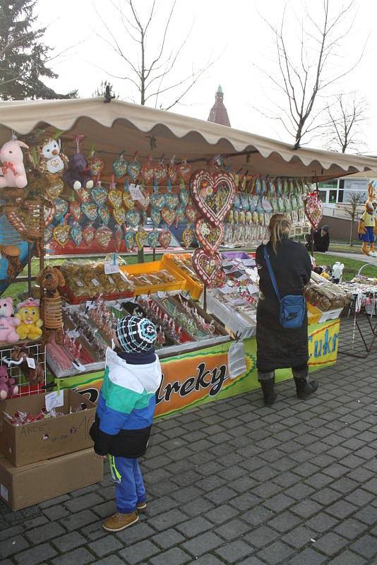 Přestože Vánoční jarmark s živým betlémem má v Rychvaldě téměř desetiletou tradici, až letos poprvé „ožil“ i samotný Ježíšek. Jeho role se totiž zhostila teprve půlroční holčička Adélka.