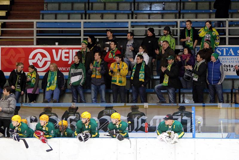 Karvinští hokejisté (v bílém) porazili Vsetín.