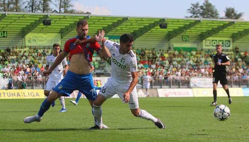 Karvinští fotbalisté (v bílém) podali proti Plzni kvalitní výkon. Nicméně prohráli 0:1.