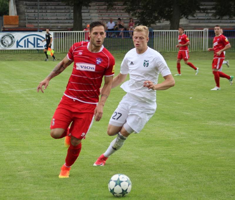 Fotbalisté Karviné (v bílém) si na Slovensku zahráli se Zlatými Moravci. Prohráli 2:3.