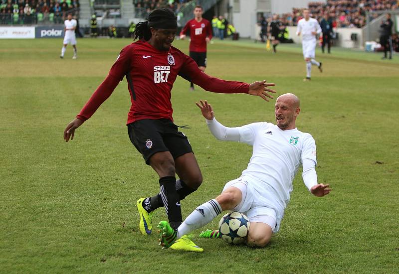 Karvinští fotbalisté (v bílém) uhráli se Spartou remízu 1:1.