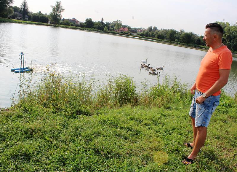 Ranní kontroly rybníků a přístrojů na okysličení vody jsou nyní každodenní starostí rybářů v kraji, na snímku kontroluje chovné rybníky předseda karvinské místní organizace Českého rybářského svazu Roman Martinek.