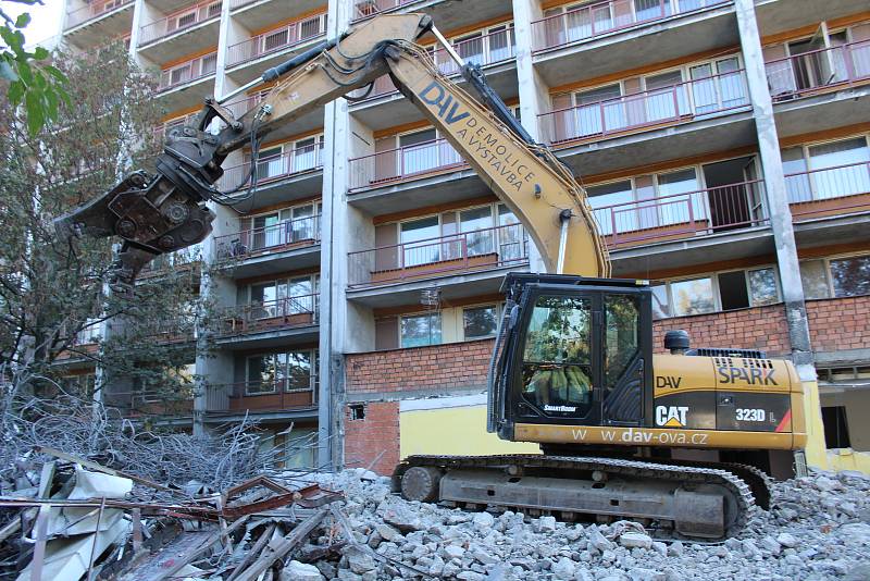 Demolice, pak rekonstrukce. Rekonstrukce ubytovny Kosmos, září 2018.