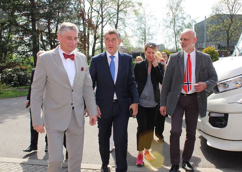 Vládní návštěva v Moravskoslezském kraji, 25. dubna 2018, Domov Březiny v Petřvaldu. Premiér Andrej Babiš s hejtmanem Ivo Vondrákem pomohli také se stavěním májky.