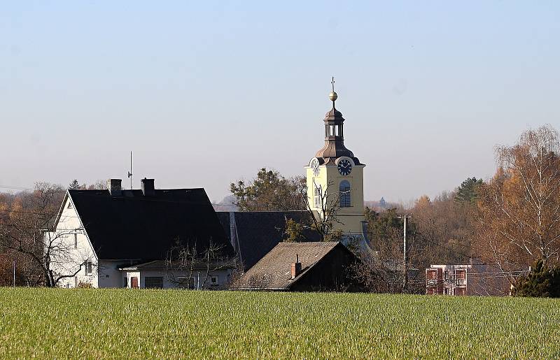 Ropice. Pohled na střed obce a kostelní věž.
