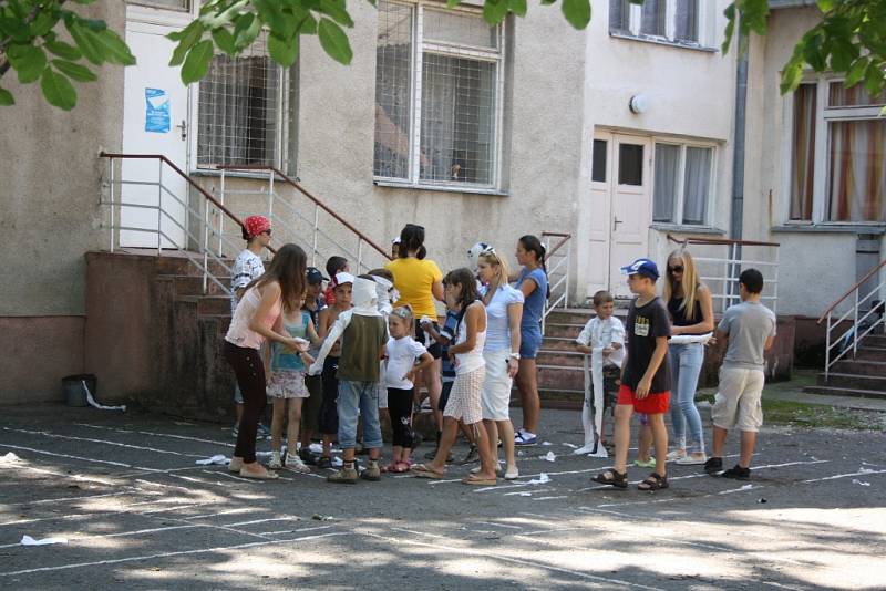 Letní tábor pořádaný dobrovolnickou organizací ADRA v zakarpatském Mukačevě. 