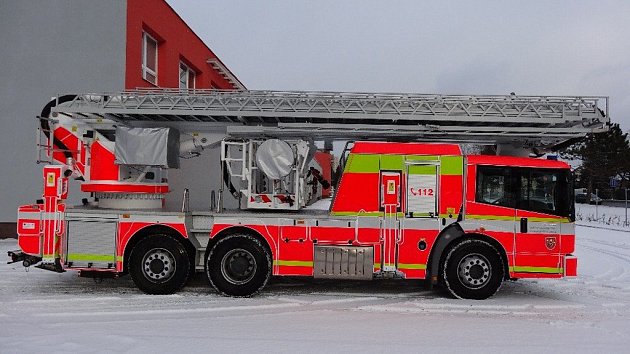 Profesionální hasiči z Karvinska dostali od kraje dvě nová auta s plošinou, kombinovanou s žebříkem. Jedno auto je ve stanici v Karviné, druhé v Havířově. 