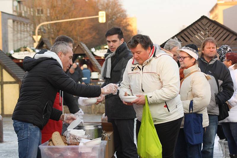 Tradiční nalévání hrachové polévky Armády spásy ve vánočním městečku v Havířově. 