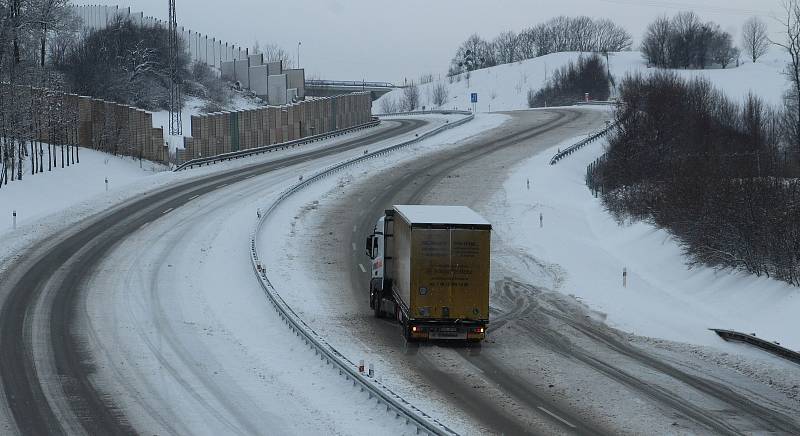 Přívaly sněhu na silnicích a dálnici D 48 u Českého Těšína způsobily komplikace v dopravě. Některé kamiony v kopci uvízly. Kvůli nehodě byl ucpaný a špatně průjezdný také sjezd z obchvatu města směrem na Třinec a Slovensko.