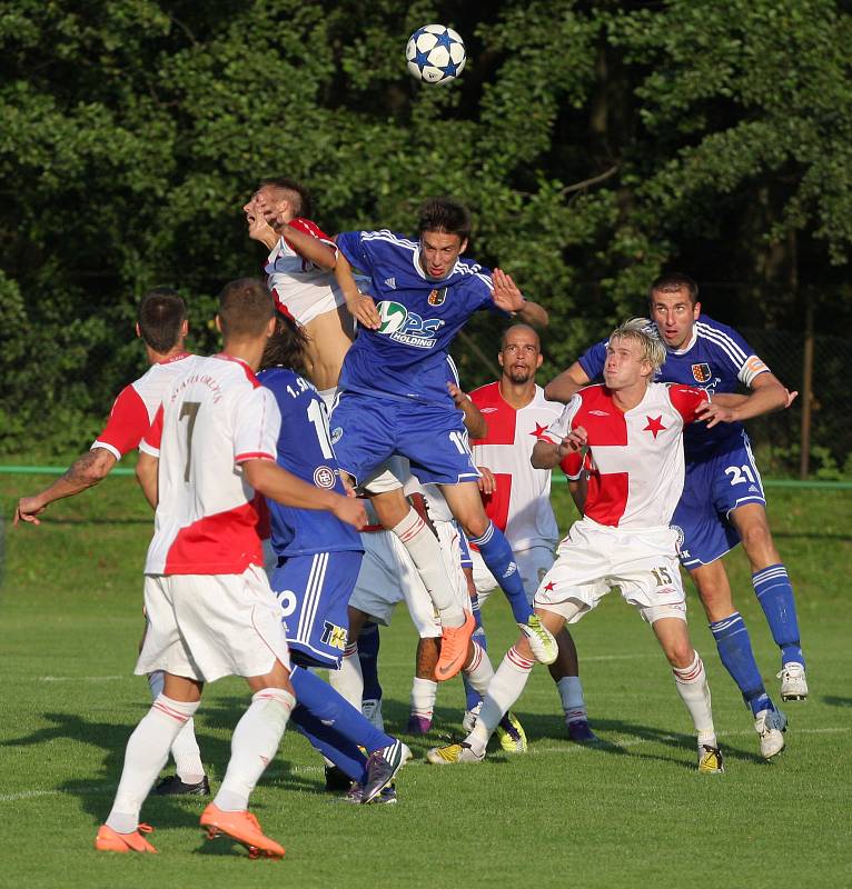 Orlovští fotbalisté (sešívané dresy) remizovali doma smolně s Prostějovem 2:2.