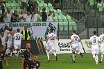 Karvinští fotbalisté (v bílém) si poradili se Slováckem a poprvé v historii jej v rámci ligové soutěže porazili.