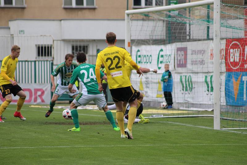 Karvinští (ve žlutém) gól v Ďolíčku nedali a Bohemians se tak mohli radovat ze záchrany v nejvyšší soutěži.