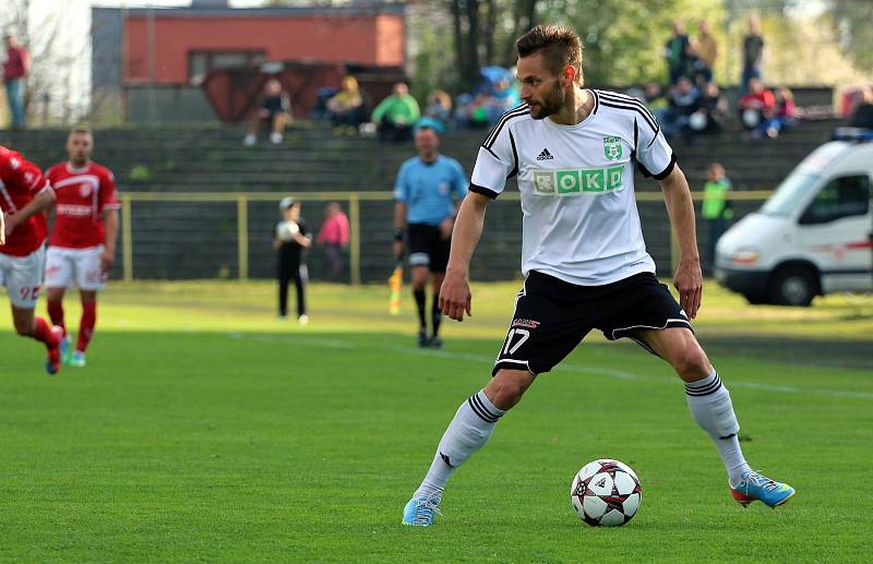 Karviná (v bílém) porazila hladce Pardubice 3:0.