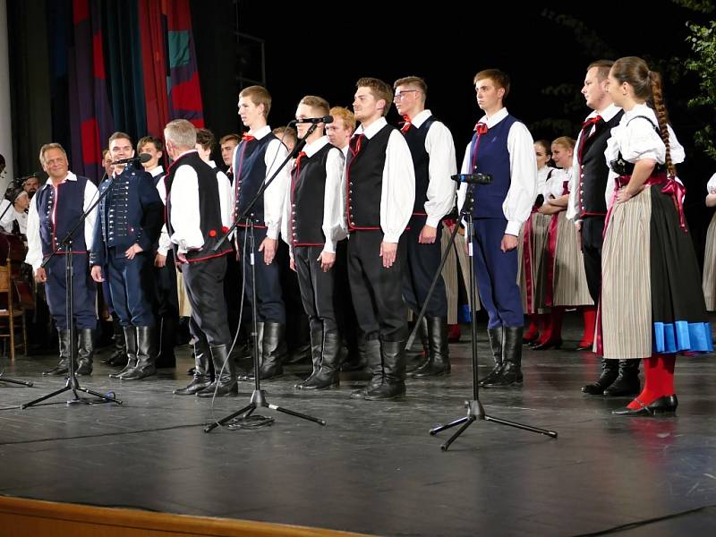 Soubor Błędowice oslavil pětatřicátiny koncertem ve velkém sále Kulturního domu Petra Bezruče v Havířově.