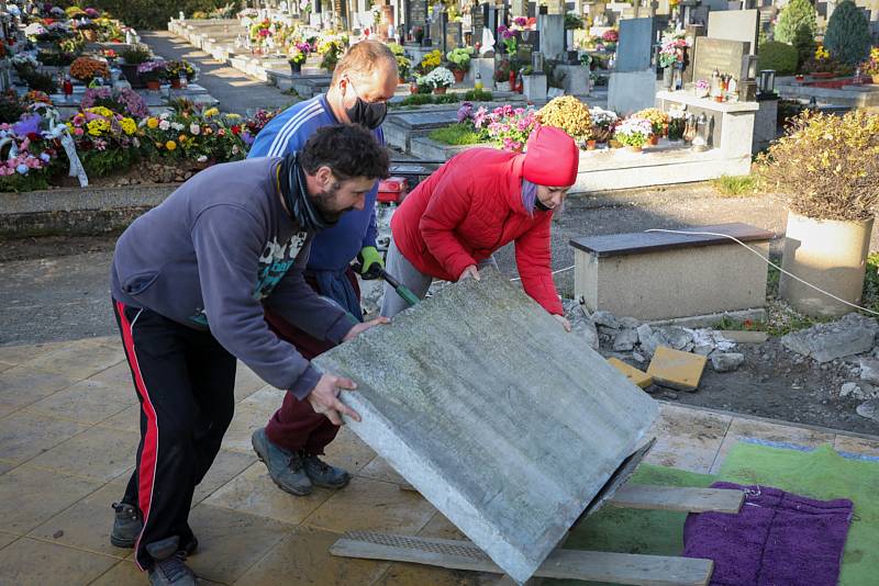 Zrenovovaný památník obětí důlního neštěstí z roku 1961 už stojí na novém místě na šumbarském hřbitově.