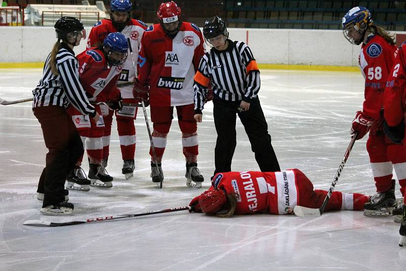 Hokejistky Karviné (v černém) proti Slavii Praha.