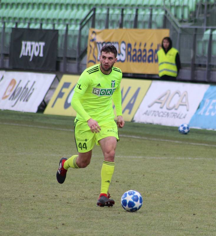 Generálka karvinských fotbalistů (v zelenkavém) proti Tychům 4:1.