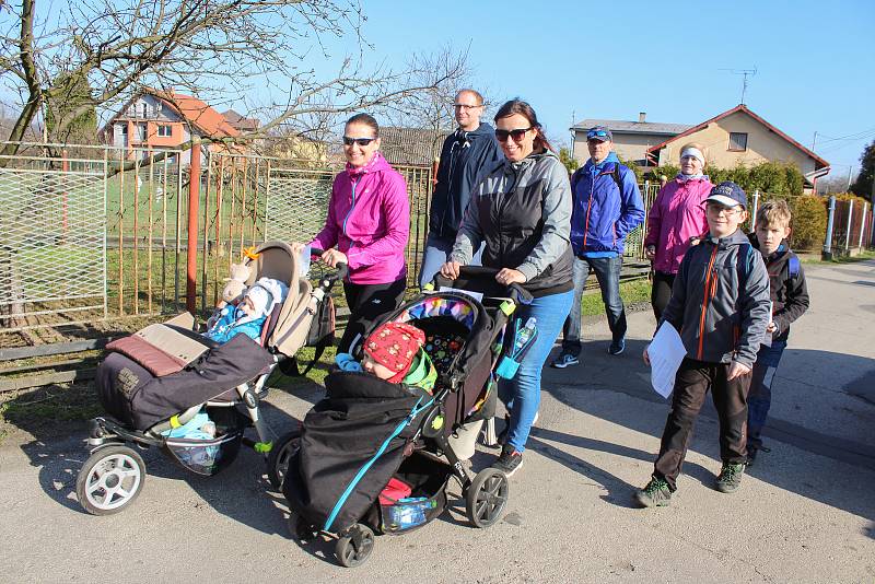 Tři různě dlouhé trasy zdolávali turisté pěšky, během, na koloběžkách i s kočárky.