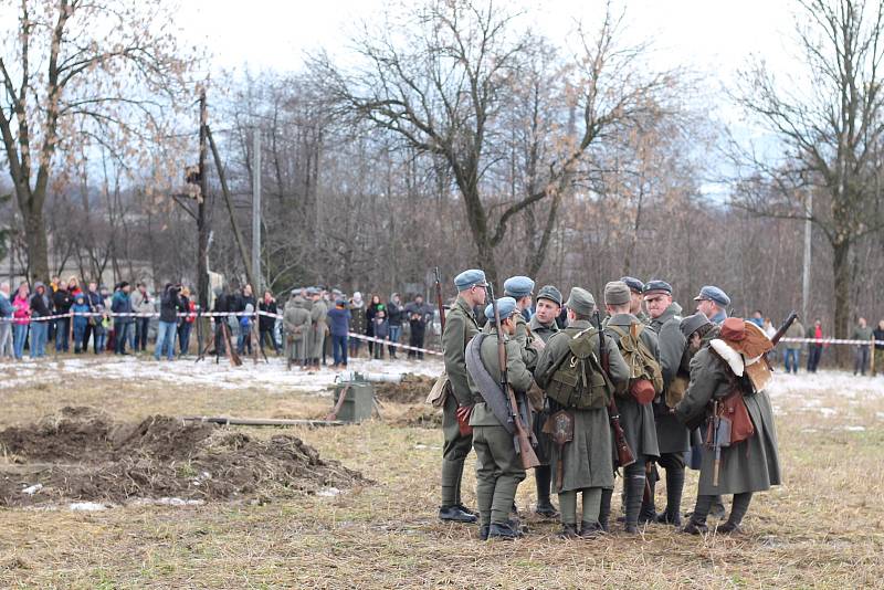 100 let od tzv. Sedmidenní války mezi Českem a Polskem o slezské území připomněla v sobotu odpoledne rekonstrukce válečné bitvy, která se konala v polském Skočově za účasti polských i českých vojensko-historických skupin.