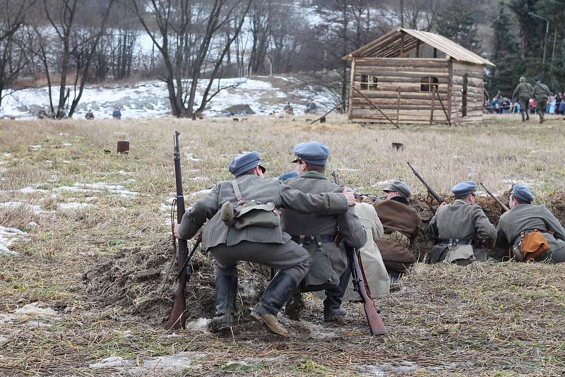 100 let od tzv. Sedmidenní války mezi Českem a Polskem o slezské území připomněla v sobotu odpoledne rekonstrukce válečné bitvy, která se konala v polském Skočově za účasti polských i českých vojensko-historických skupin.