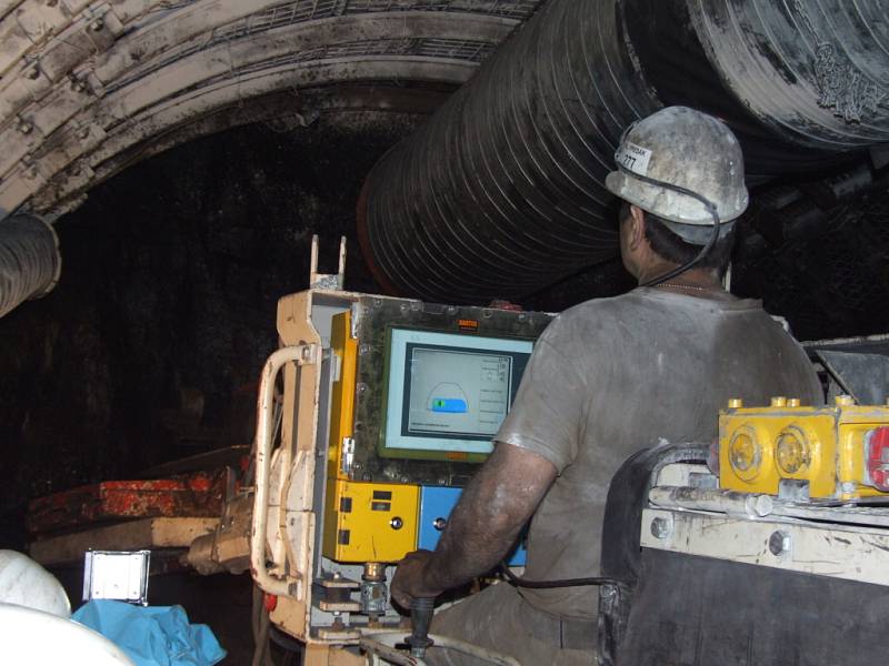 Práce v podzemí černouhelných dolů na Karvinsku. Ilustrační snímek. 