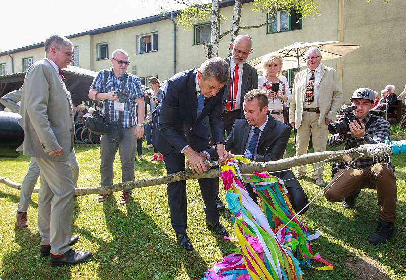 Vládní návštěva v Moravskoslezském kraji, 25. dubna 2018, Domov Březiny v Petřvaldu. Premiér Andrej Babiš s hejtmanem Ivo Vondrákem pomohli také se stavěním májky.