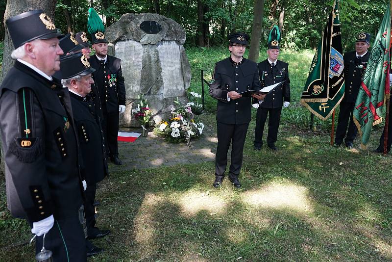 Krojovaní horníci na karvinském hřbitově zavzpomínali na oběti důlního neštěstí v roce 1984.