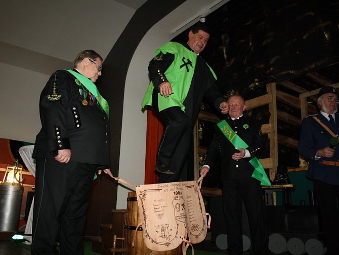 Jedna z největších hornických slavností, Skok přes kůži, se v sobotu konala ve Stonavě.