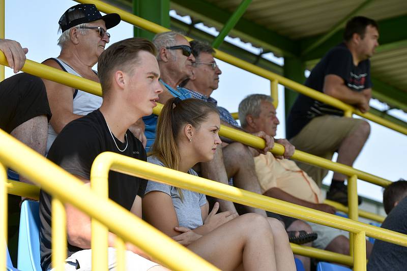 Fotbalový klub SK Stonava. V poslední přípravě před sezonou domácí hráči (ve žlutém) porazili Věřňovice 4:1.