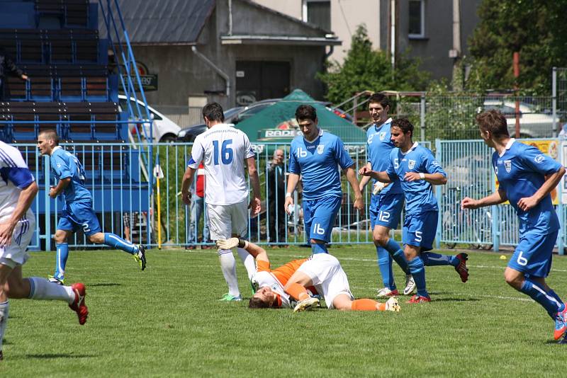 Havířovští fotbalisté (v modrém) udolali Petrovice a mohli se radovat.