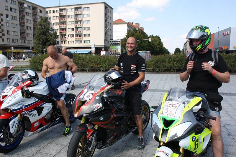 Páteční představení jezdců a autogramiáda na náměstí Republiky před víkendovým Havířovským zlatým kahancem. 